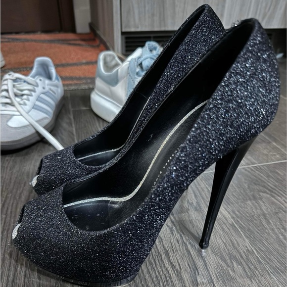 Giuseppe Zanotti black open toe pump. - Picture 5 of 6